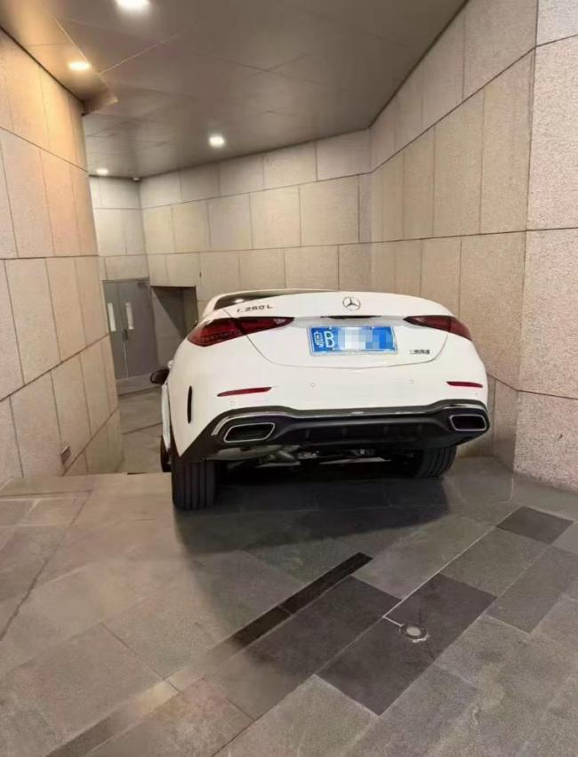 小车误入商场楼梯被卡住后续