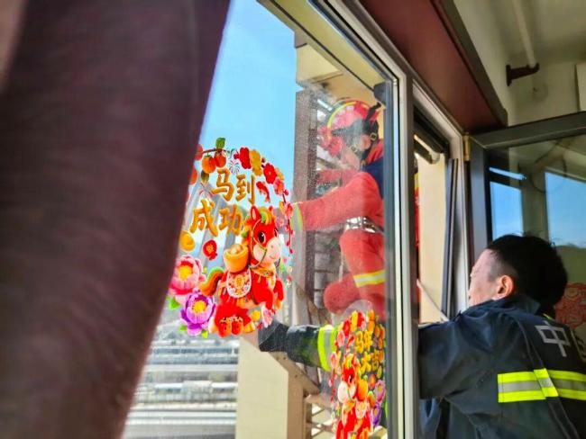 89岁奶奶翻窗从27层爬到21层 惊险救援成功