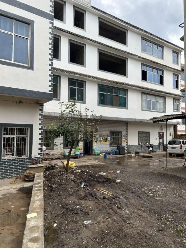 女子参加丧礼被砸死 遗体停放半年多 家属质疑事故定性