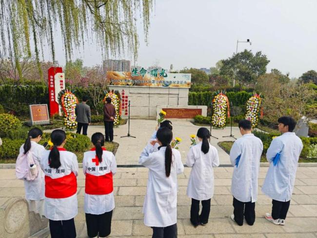 国防教育课堂开在烈士陵园 缅怀先烈铸国防