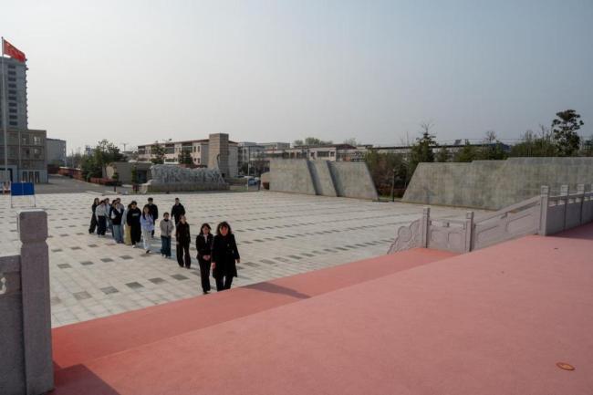 国防教育课堂开在烈士陵园 缅怀先烈铸国防