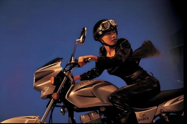 张雪:从辍学到行业领军者的自学之路 梦想与坚持的力量