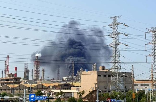 台湾高雄一炼油厂发生火灾