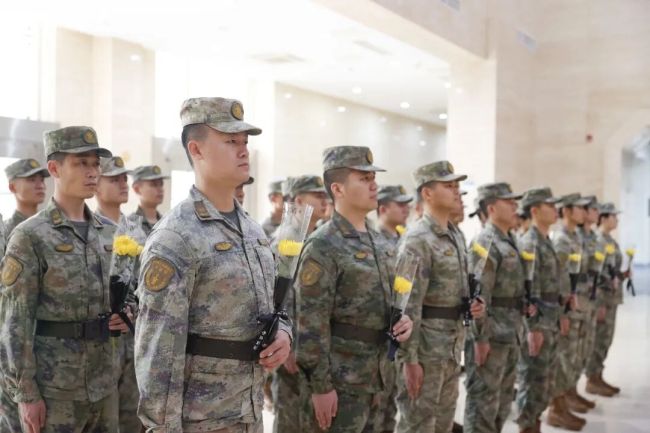 火箭军官兵缅怀“导弹司令”杨业功 传承英模精神续荣光