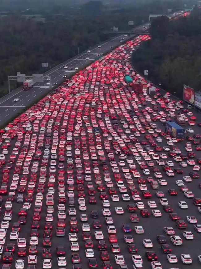 清明提前出发的大聪明全堵高速上了 预判失效的集体博弈