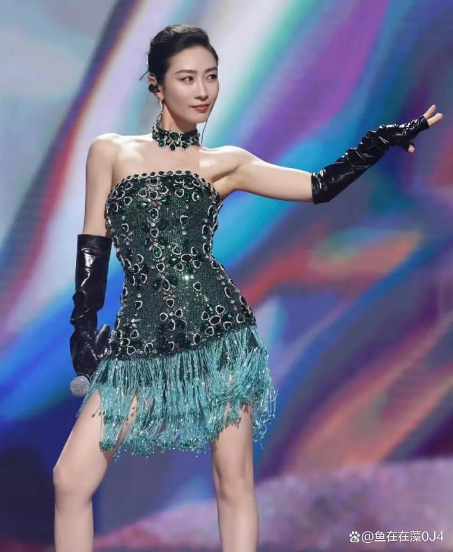 《浪姐》33位姐姐同台炸场 初舞台亮点频出