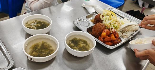 张凌赫因为帅被同学偷拍