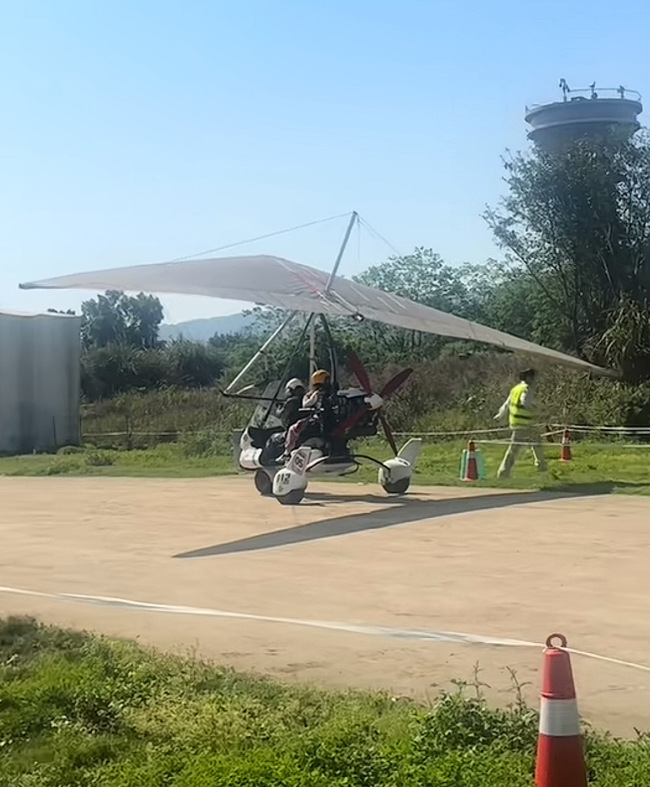 目击者谈飞行器坠落：小女孩伤势较重