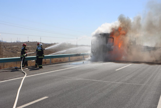 满载农资货车着火 消防成功扑灭明火