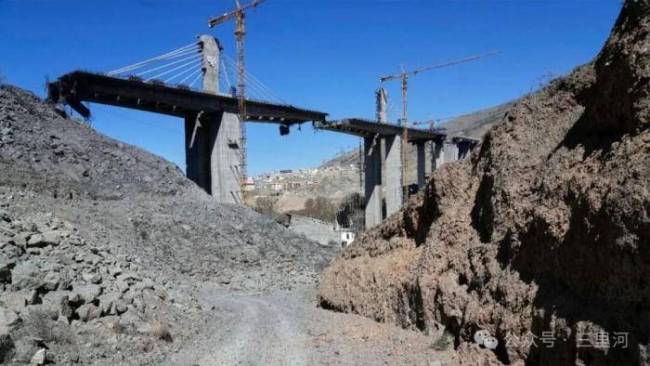 美军炸毁“中东最高桥”释放危险信号 大桥被拦腰炸断