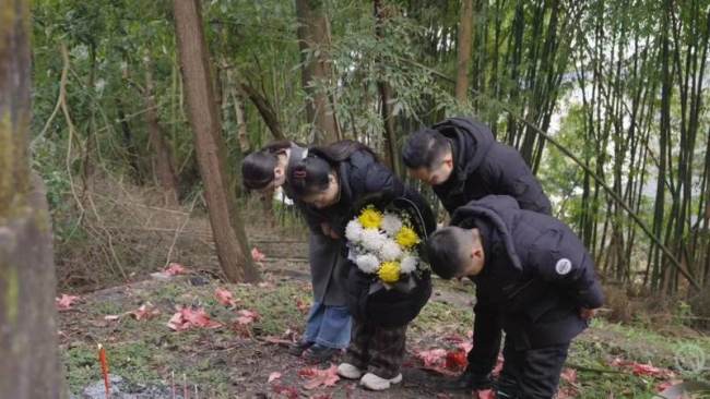 无手无脚女老师穿坏百双布鞋求学 感恩与传承之路