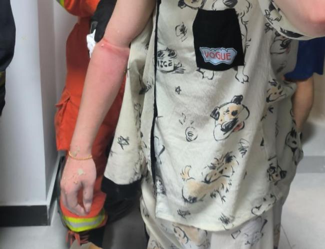 女子捡掉入厕所的塑料瓶被卡手 消防紧急救援