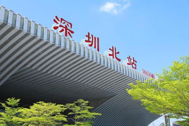 男子在深圳北站台抽烟?12306回应