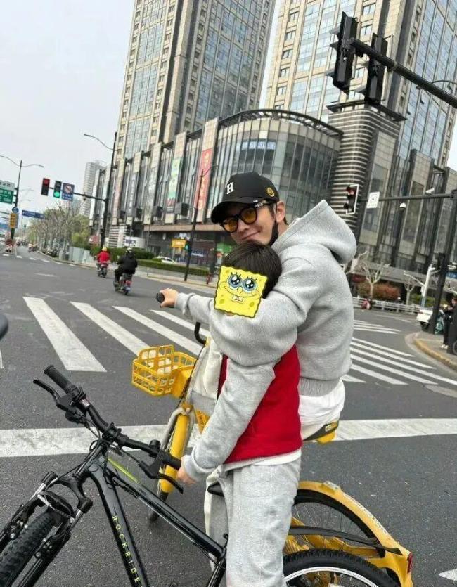 黄晓明晒带娃骑车变普法现场