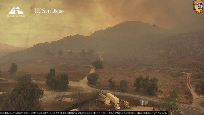 当地时间2026年4月3日，美国加利福尼亚州莫雷诺谷，斯普林斯山火持续蔓延，浓烟笼罩大地。