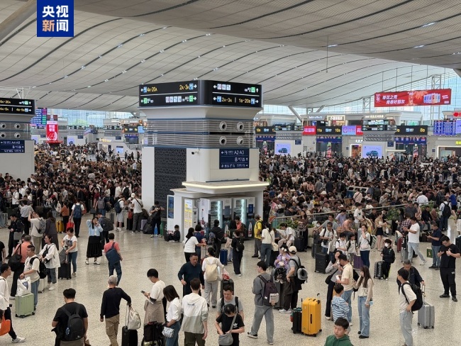 为应对客流高峰，深圳铁路实施“一日一图”调度，日均开行跨境旅客列车超230列，最大限度满足旅客出行需求。深圳北站、福田站增设绿色通道和“三语四通”服务，为急客及特殊旅客提供快速进站引导。同时，福田站加强“爱心接力圈”和“福田西九龙失物”微信群服务。