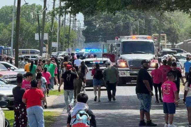 美国一辆汽车冲撞游行队伍