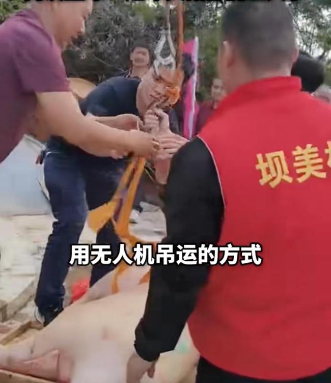 男子用无人机吊运猪羊上山祭祖 科技改变生活