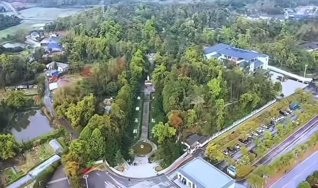 毛新宇携家人到杨开慧烈士陵园祭扫 缅怀先辈传承家风