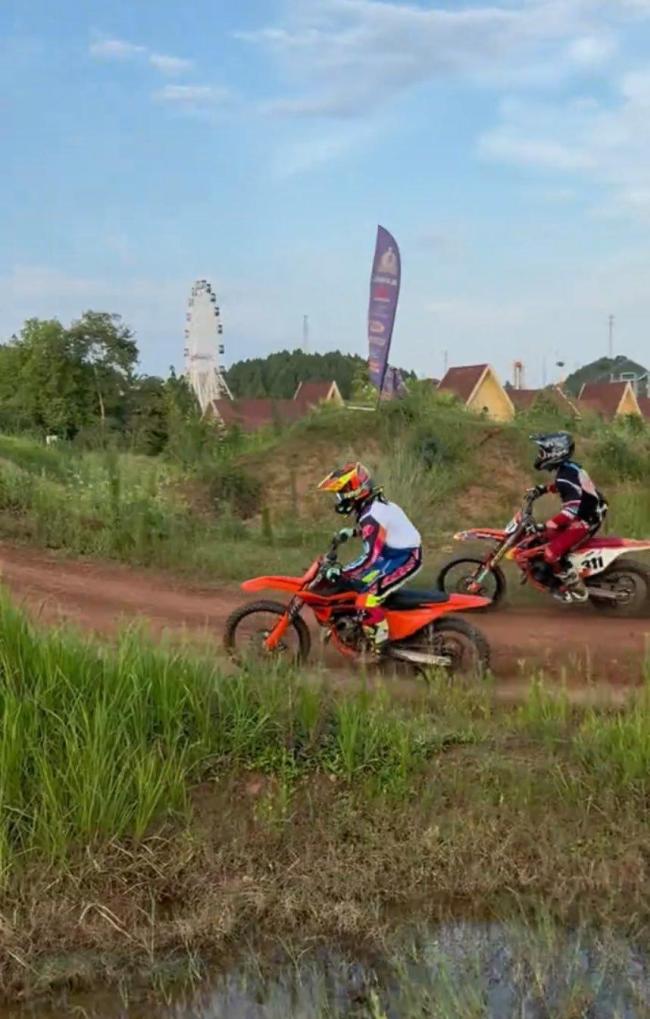 张雪妻子晒14岁儿子练车