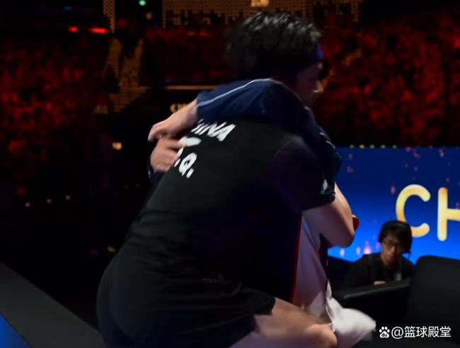 王楚钦夺冠后倒地庆祝 艰难逆转终获第二冠