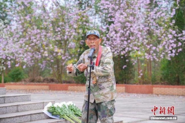 老兵大雨中与武警官兵同祭革命先烈 共绘红色记忆