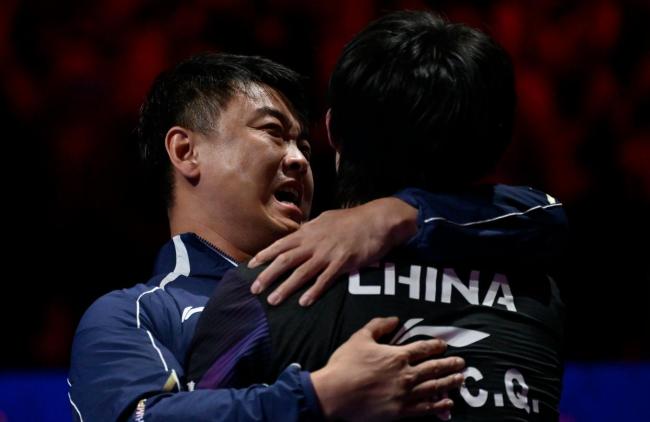 王楚钦孙颖莎世界杯冠军合影 国乒荣耀时刻