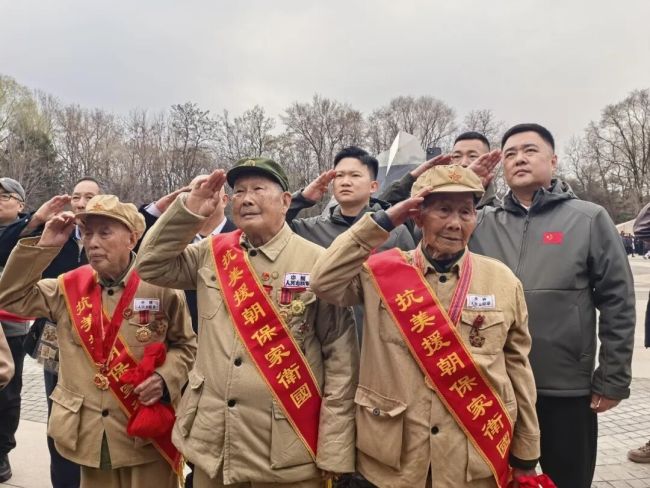 92岁老兵带着家乡泥土缅怀长眠战友 致敬不朽英灵