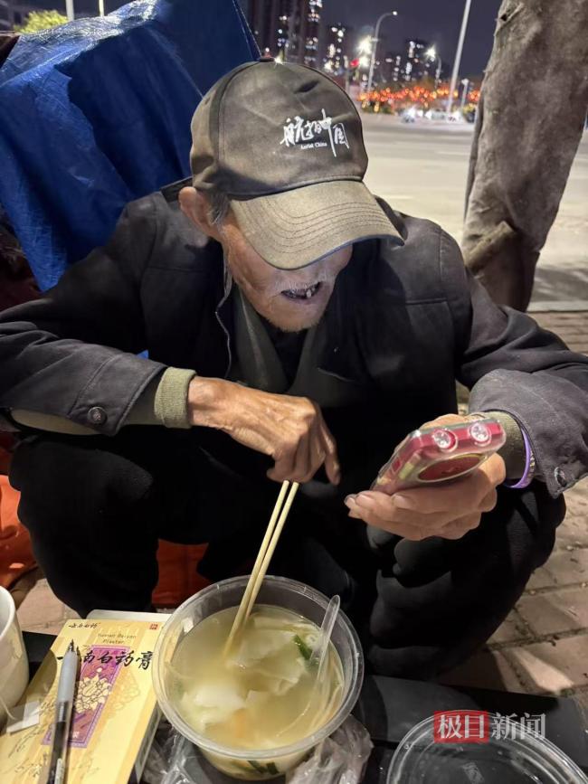 90岁老人孤身骑行30年重返江西 治愈半生伤痛