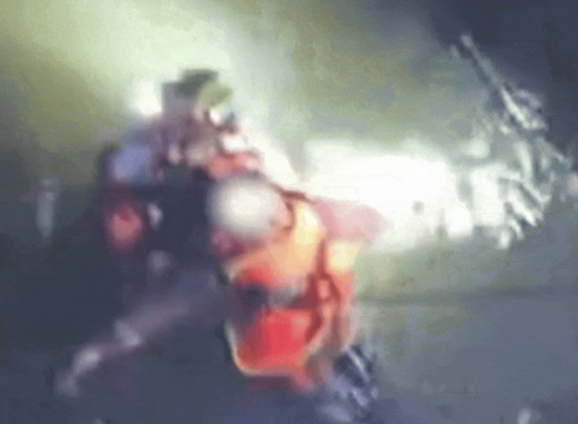 消防员拼命“撤回”姑娘的冲动操作 醉酒跳河险酿悲剧