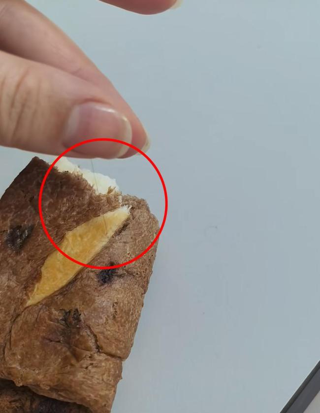 顾客称在罗森尼娜面包中吃出毛发