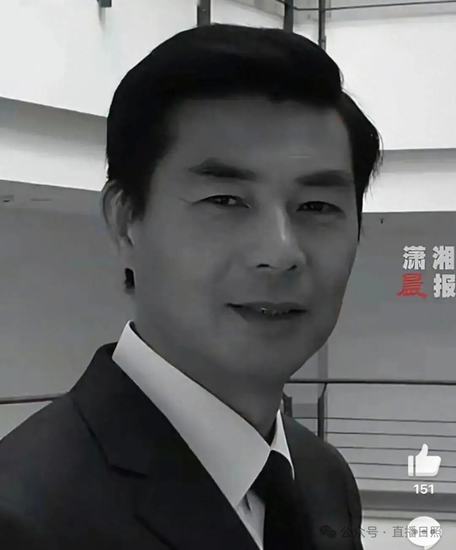 网友扫墓看见李副官演员墓碑