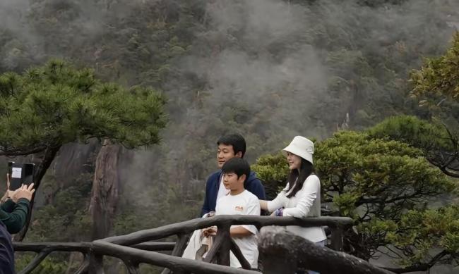 佟大为带家人到三清山游玩被偶遇 温馨家庭时光引关注