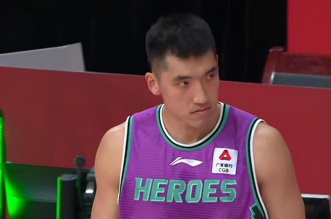 2米32巨塔秀胯下！法尔一条龙掀翻陶汉林，CBA第一巨人太离谱 内线新老交替的残酷现实