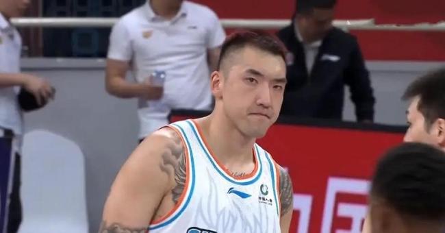 2米32巨塔秀胯下！法尔一条龙掀翻陶汉林，CBA第一巨人太离谱 内线新老交替的残酷现实