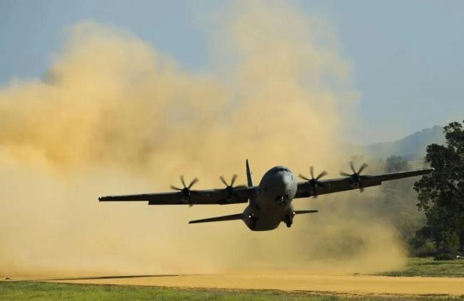 美军营救飞行员细节披露 沙中陷机险象环生