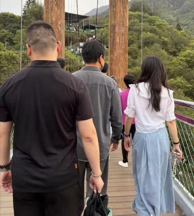 佟大为带家人到三清山游玩被偶遇 温馨家庭时光引关注