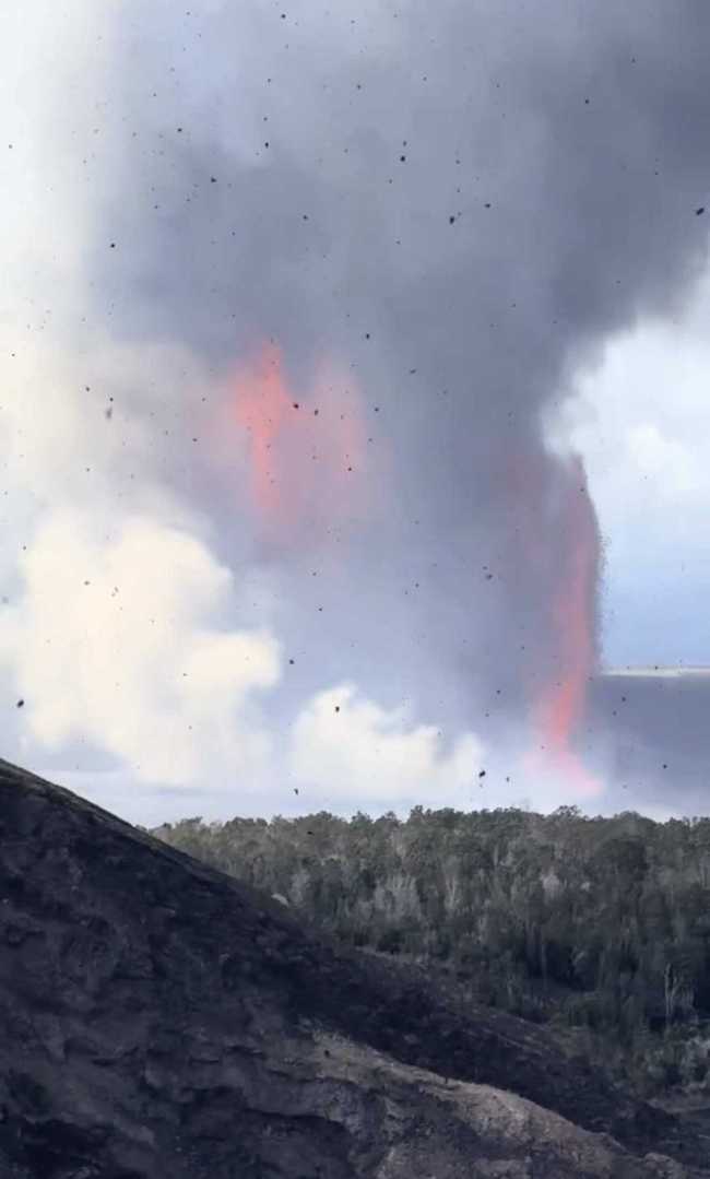 中国游客目击夏威夷火山第44次喷发 壮观石头雨景象