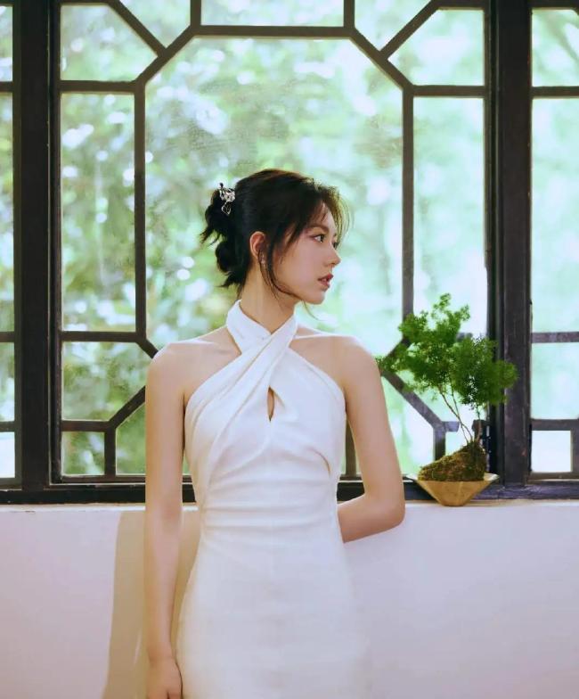 赵今麦MiuMiu超短发大片 优雅少女感刷屏