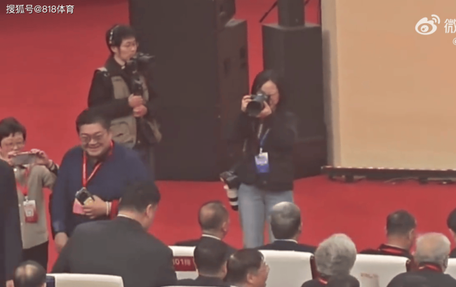 姚明现身上海交大建校130周年大会 校友荣归母校引发关注