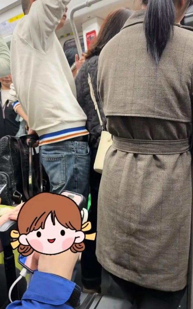 长沙地铁上一男子猥亵女性