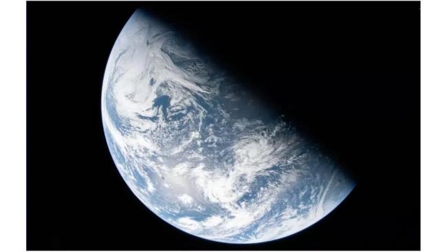 NASA正在放出无数日全食高清相片 阿耳忒弥斯2号独家视角