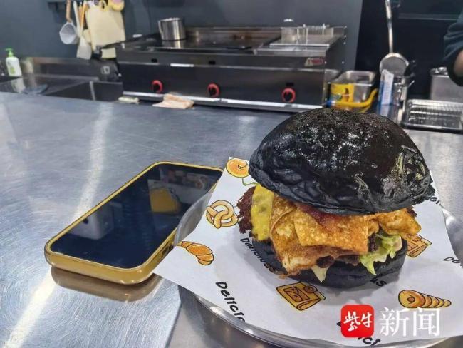 吃12个汉堡女子称自己天生食量大 自助餐拒客风波