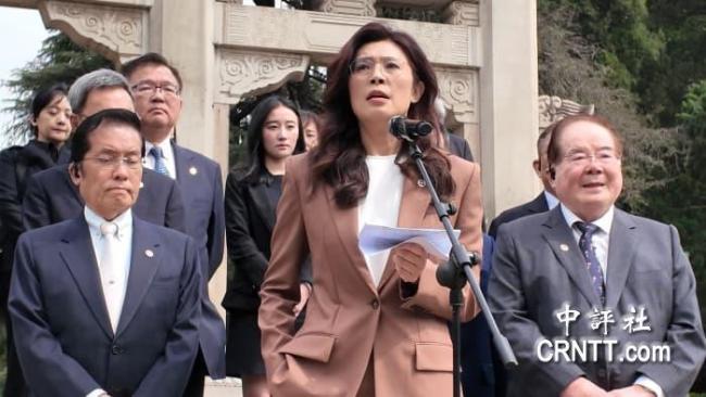 郑丽文拜谒中山陵八度哽咽