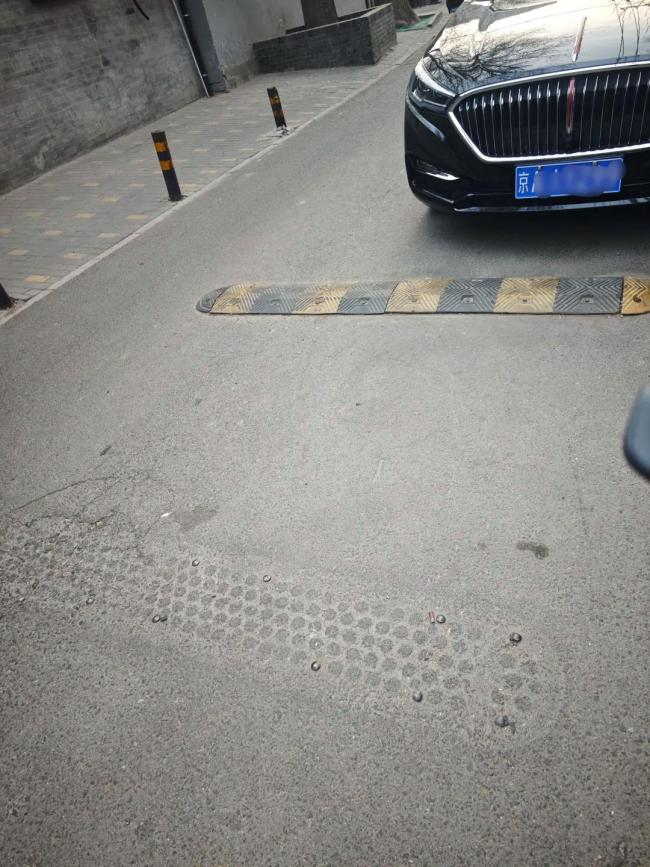 网友自带工具上街拔钉子 清障视频走红网络