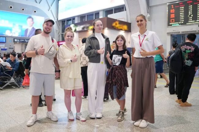 高铁车厢里全是外国人 开放海岛迎八方来客