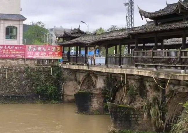 车辆坠河致5死遇难者暂未下葬 救援难度大水流湍急
