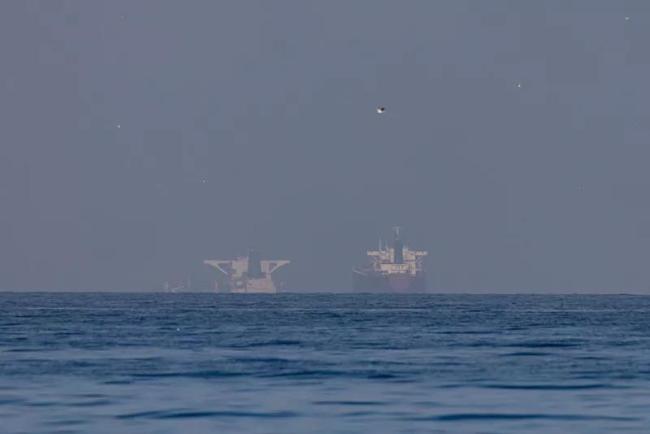 美伊同意停火后，首批船只通过霍尔木兹海峡