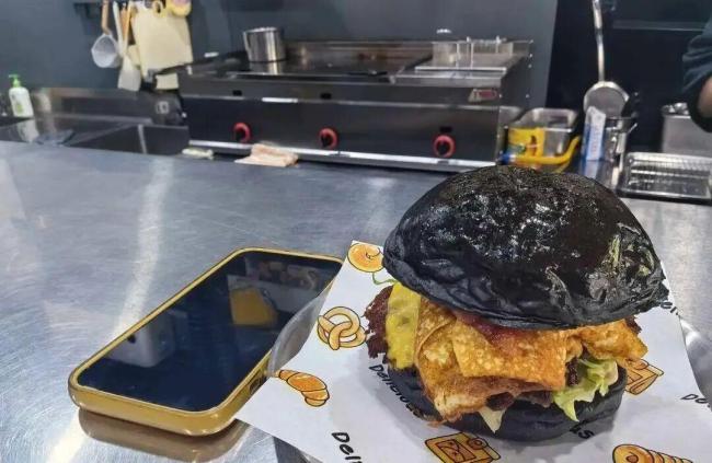 吃12个汉堡遭拒商家团购价为79.9元 自助餐风波引发热议