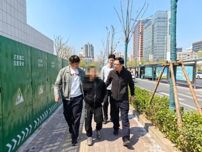 男子“顺手牵摩托”被民警抓获